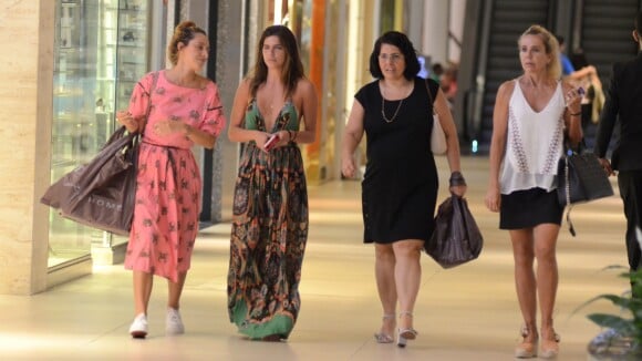 Solteira, Mariana Goldfarb curte passeio em shopping com a mãe e amigas. Fotos!