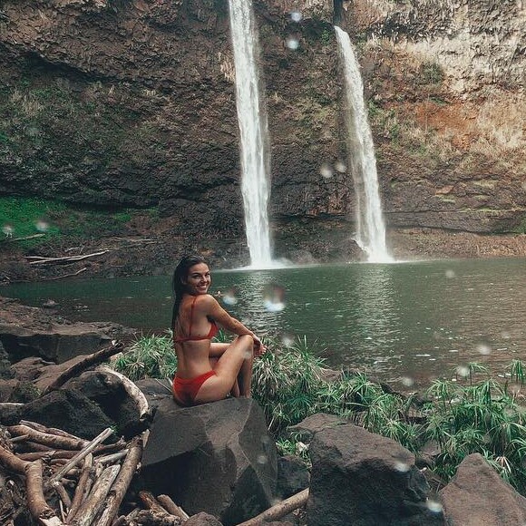 Isis Valverde tem compartilhado diversas fotos em suas redes sociais durante a viagem