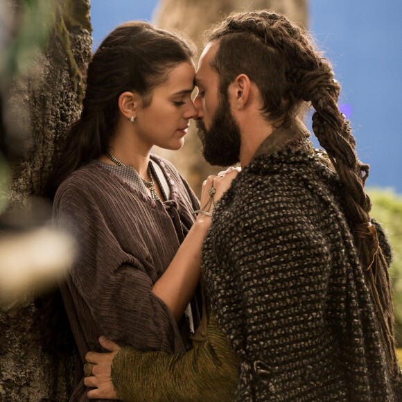 Em 'Deus Salve o Rei', Bruna Marquezine vive a vilã Catarina, par romântico do português José Fidalgo