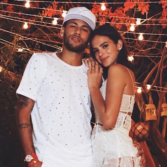 Bruna Marquezine anunciou a volta do namoro com Neymar durante festa de réveillon em Fernando de Noronha
