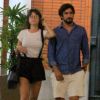 Thaila Ayala adota franja e exibe novo visual em passeio com Renato Goés