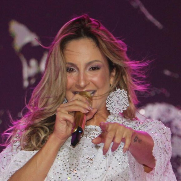 Fã levou bronca de Claudia Leitte por não largar celular: 'Olha para mim!' Vídeo