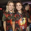 Fernanda Gentil e Priscila Montandon combinaram looks com blusas personalizadas, uma com a imagem da outra, em foto compartilhada no Instagram na madrugada desta terça-feira, 23 de janeiro de 2018