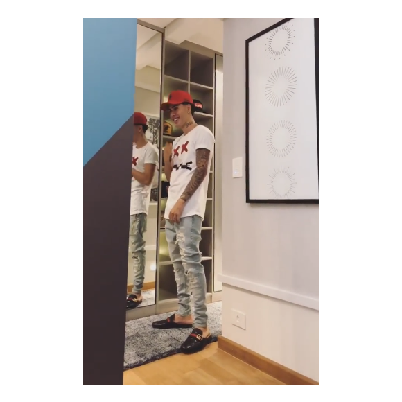 'Minha mãe fica falando: 'Filho, os quadros tem que ser os que a arquiteta escolher. Eu falei sabe o que? 'Tem que ter é Kevinho para todo lado. Trabalhamos a vida inteira', disse o cantor