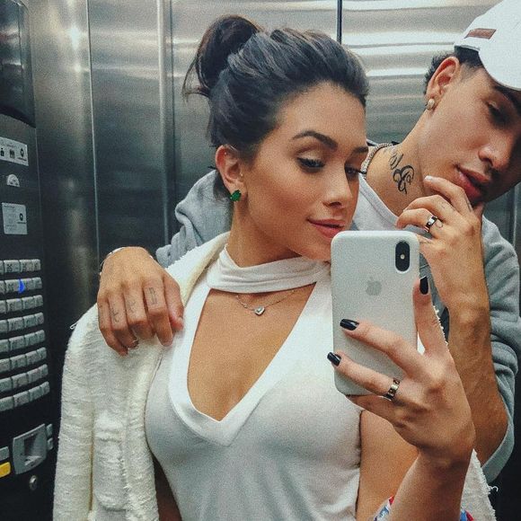 Flavia Pavanelli e Kevinho estão namorando há um mês e usam aliança de compromisso