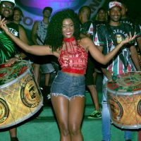 Carnaval 2018: Erika Januza se diverte com a bateria da Grande Rio em ensaio
