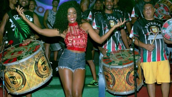 Carnaval 2018: Erika Januza se diverte com a bateria da Grande Rio em ensaio
