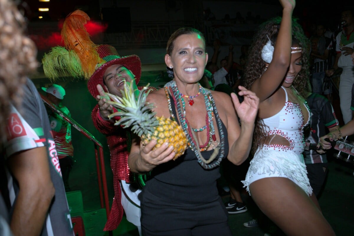 Foto: Rita Cadillac samba ao som da bateria Invocada da Grande Rio -  Purepeople