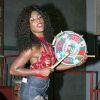 Erika Januza se arrisca tocando instrumento caixa durante em ensaio da escola de samba Grande Rio