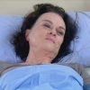 Madre (Eliana Guttman) autoriza Pascoal a visitar Antonieta (Clarisse Abujamra), internada no hospital e sem previsão de alta, e ele lhe entrega flores, no capítulo que vai ao ar quarta-feira, dia 31 de janeiro de 2018, na novela 'Carinha de Anjo'