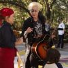 Tuca (Supla) é aplaudido na praça ao cantar durante almoço, no capítulo que vai ao ar quinta-feira, dia 1º de fevereiro de 2018, na novela 'Carinha de Anjo'