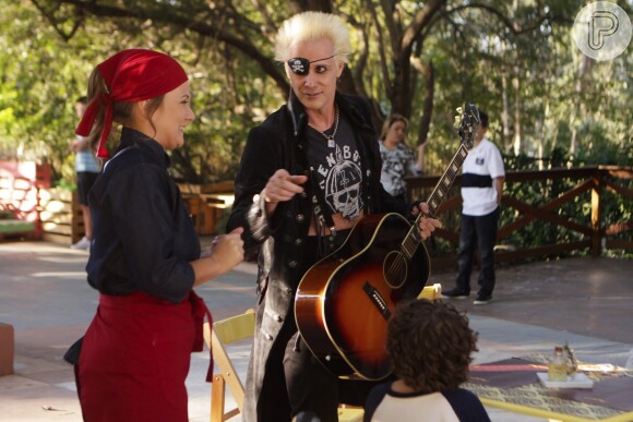 Tuca (Supla) é aplaudido na praça ao cantar durante almoço, no capítulo que vai ao ar quinta-feira, dia 1º de fevereiro de 2018, na novela 'Carinha de Anjo'