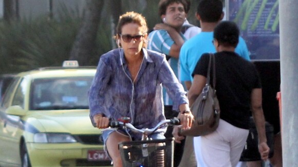 Andréa Beltrão exibe pernas saradas em passeio de bicicleta pela orla do Rio