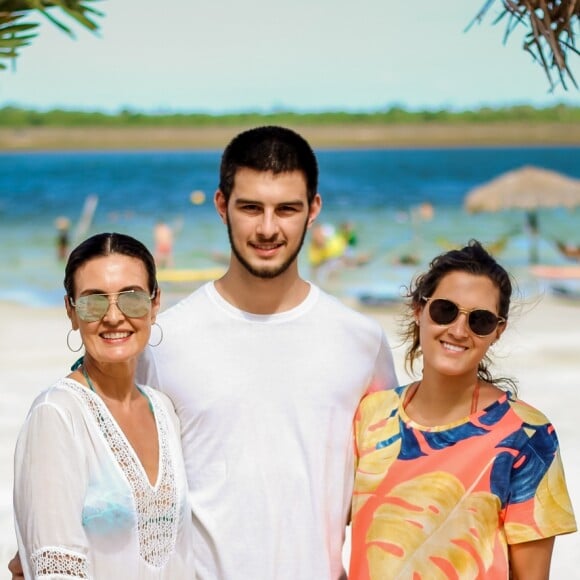 Fátima Bernardes visitou Jericoacoara com os filhos Beatriz e Vinícius