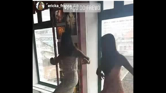 Fátima Bernardes dança frevo durante viagem a Recife com Túlio Gadêlha nesta terça-feira, dia 23 de janeiro de 2018