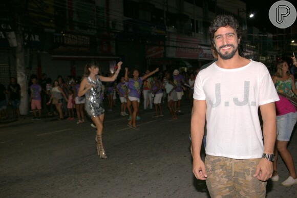 Thaila Ayala teve a companhia do namorado, Renato Góes, em ensaio da Grande Rio