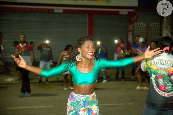 Erika Januza foi uma das famosas a se divertir no ensaio de rua da Grande Rio para o carnaval