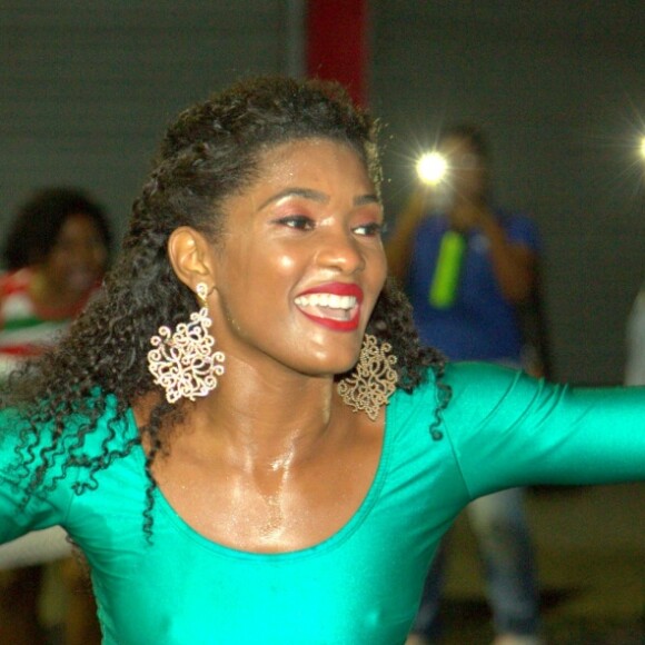 Erika Januza foi uma das famosas a se divertir no ensaio de rua da Grande Rio para o carnaval