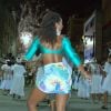 Erika Januza também mostrou samba no pé em ensaio de rua da Grande Rio