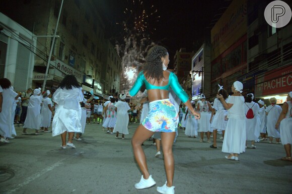 Erika Januza também mostrou samba no pé em ensaio de rua da Grande Rio