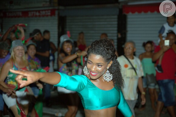 Erika Januza brilhou no ensaio de rua da Grande Rio para o carnaval