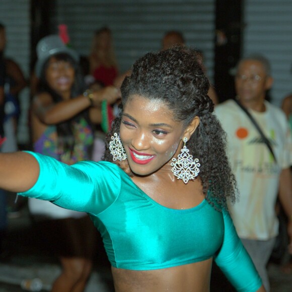 Erika Januza brilhou no ensaio de rua da Grande Rio para o carnaval