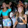 Erika Januza e Carla Diaz se divertiram em ensaio de rua da Grande Rio para o carnaval, na noite desta terça-feira, 23 de janeiro de 2018
