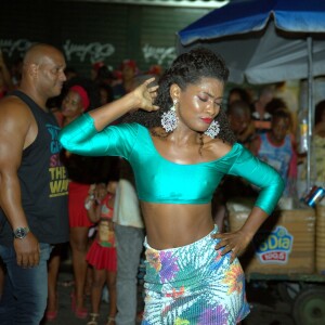 Erika Januza mostrou muito samba no pé no ensaio de rua da Grande Rio para o carnaval 2018