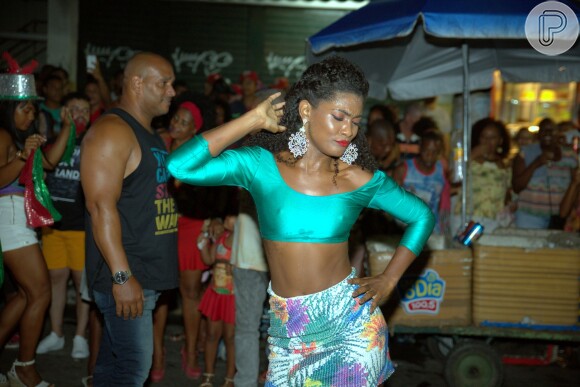 Erika Januza mostrou muito samba no pé no ensaio de rua da Grande Rio para o carnaval 2018