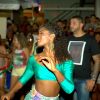 Erika Januza mostrou muito samba no pé no ensaio de rua da Grande Rio para o carnaval