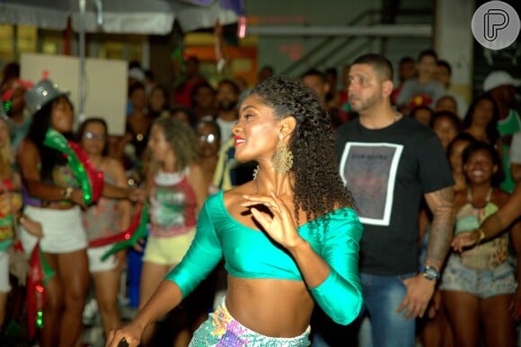 Erika Januza mostrou muito samba no pé no ensaio de rua da Grande Rio para o carnaval