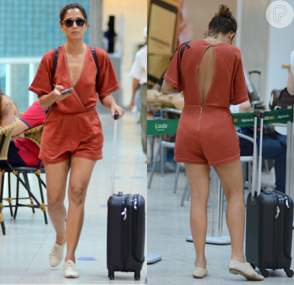 Camila Pitanga dispensa lingerie e escolhe macaquinho decotado para embarcar no Rio de Janeiro, nesta terça-feira, 23 de janeiro de 2018