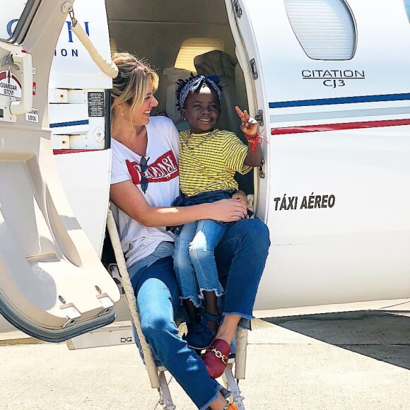 Giovanna Ewbank posou com Títi no avião fretado por Bruno Gagliasso