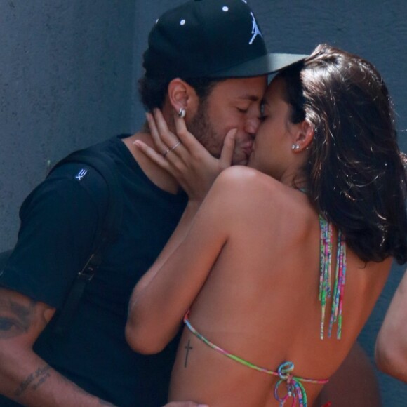Giovanna Ewbank brincou com o fato de Neymar ter fretado um voo para Bruna Marquezine em Noronha