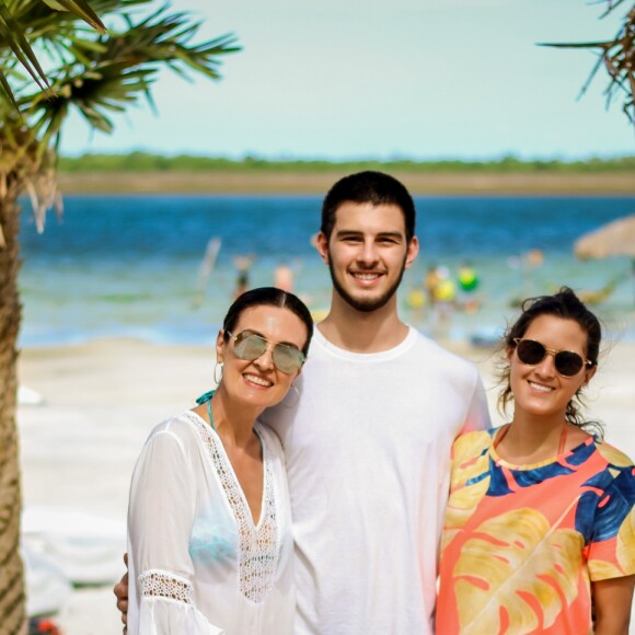 Fátima Bernardes curtiu a praia de Jericoacoara com os herdeiros