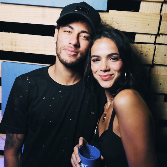 Bruna Marquezine vai aproveitar folga das gravações de 'Deus Salve o Rei' para viajar para Paris, onde vive Neymar