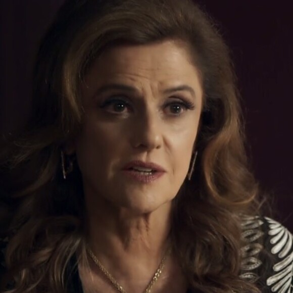 Sophia (Marieta Severo) se espanta ao saber que capanga guarda provas de crime com suas digitais, na novela 'O Outro Lado do Paraíso'