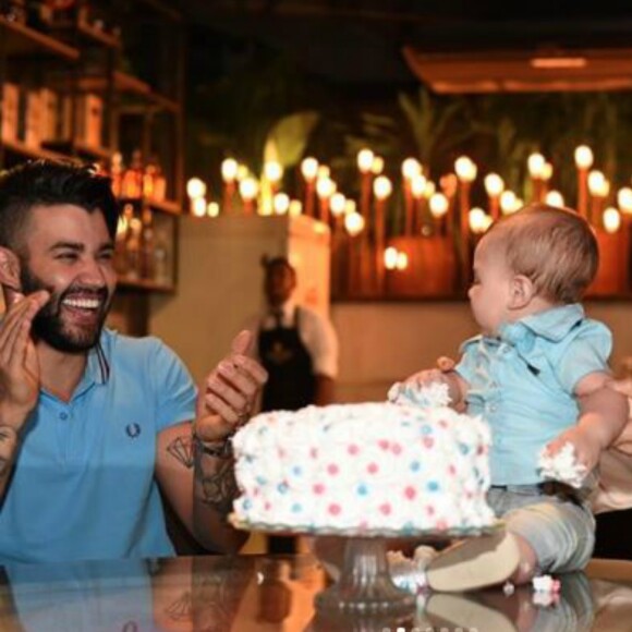 Gusttavo Lima apareceu sorridente ao saber que o segundo filho seria menino