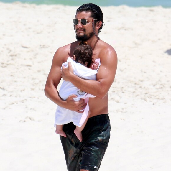 Bruno Gissoni se diverte na praia com a filha, Madalena