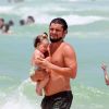 Bruno Gissoni segura Madalena com cuidado ao sair d´água na praia