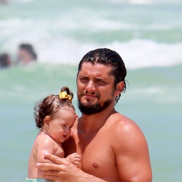 Bruno Gissoni segura Madalena com cuidado ao sair d´água na praia