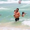 Bruno Gissoni ficou na parte mais tranquila do mar com a bebê de sete meses