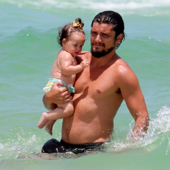 Bruno Gissoni entrou no mar com a filha no colo na praia da Barra da Tijuca