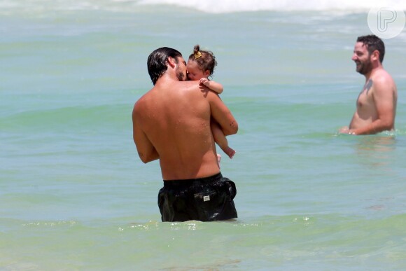 Bruno Gissoni beija a bebê enquanto está na água com ela