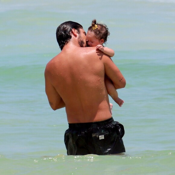 Bruno Gissoni beija a bebê enquanto está na água com ela