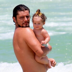 Madalena, filha de Bruno Gissoni e Yanna Lavigne, ficou sorridente ao entrar no mar