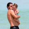 Bruno Gissoni cuidou da pequena Madalena, de 7 meses, dentro d´água