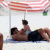 Bruno Gissoni brinca com Madalena no colo durante passeio na praia