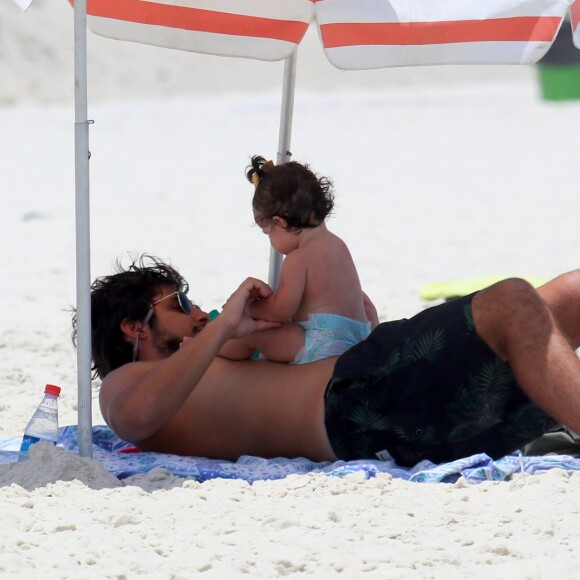 Bruno Gissoni brinca com Madalena no colo durante passeio na praia