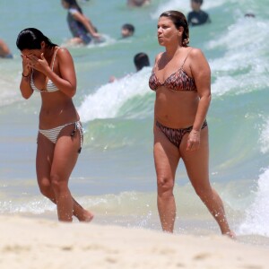 Enquanto Bruno Gissoni ficou com a menina na barraca de praia, Yanna deu um mergulho com amiga